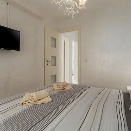 Villa Exclusive 4 Bedroom Alex In With Private Pool, Garden And Parking Porec