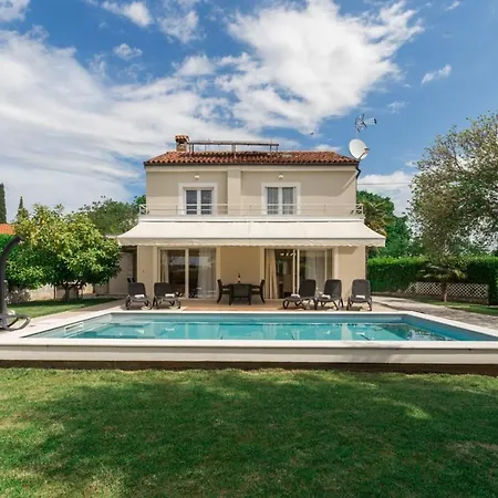 Villa Exclusive 4 Bedroom Alex In With Private Pool, Garden And Parking