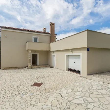 Exclusive 4 Bedroom Alex In With Private Pool, Garden And Parking