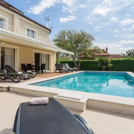 Exclusive 4 Bedroom Alex In With Private Pool, Garden And Parking Porec