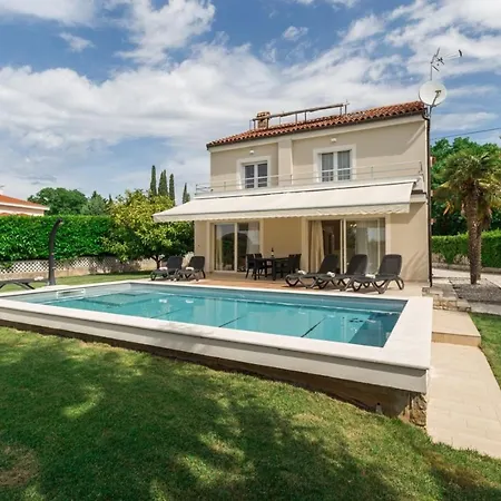 Exclusive 4 Bedroom Alex In With Private Pool, Garden And Parking *