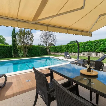 Villa Exclusive 4 Bedroom Alex In With Private Pool, Garden And Parking Porec