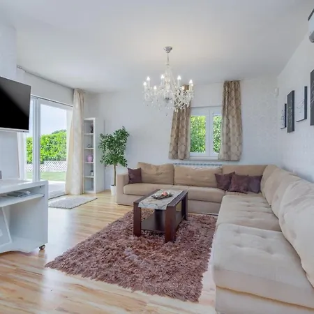 Villa Exclusive 4 Bedroom Alex In With Private Pool, Garden And Parking *