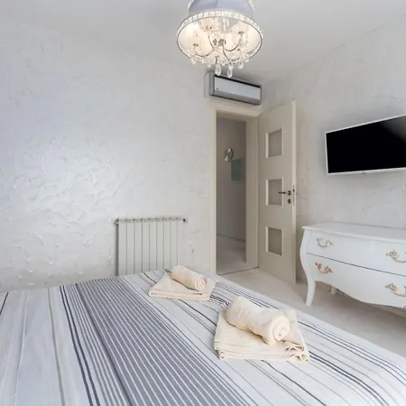 Exclusive 4 Bedroom Alex In With Private Pool, Garden And Parking * Porec