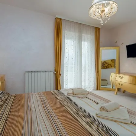 Villa Exclusive 4 Bedroom Alex In With Private Pool, Garden And Parking