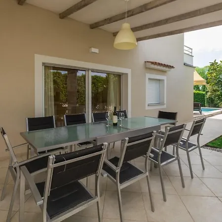 Exclusive 4 Bedroom Alex In With Private Pool, Garden And Parking Villa *