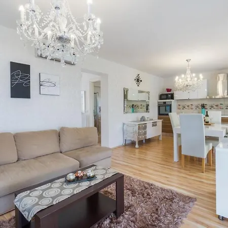 Villa Exclusive 4 Bedroom Alex In With Private Pool, Garden And Parking *