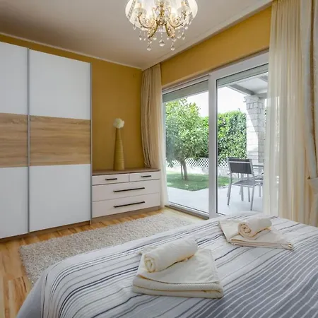 Exclusive 4 Bedroom Alex In With Private Pool, Garden And Parking Porec