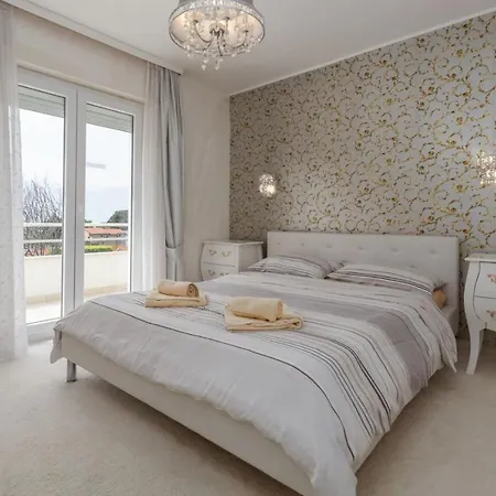 Villa Exclusive 4 Bedroom Alex In With Private Pool, Garden And Parking